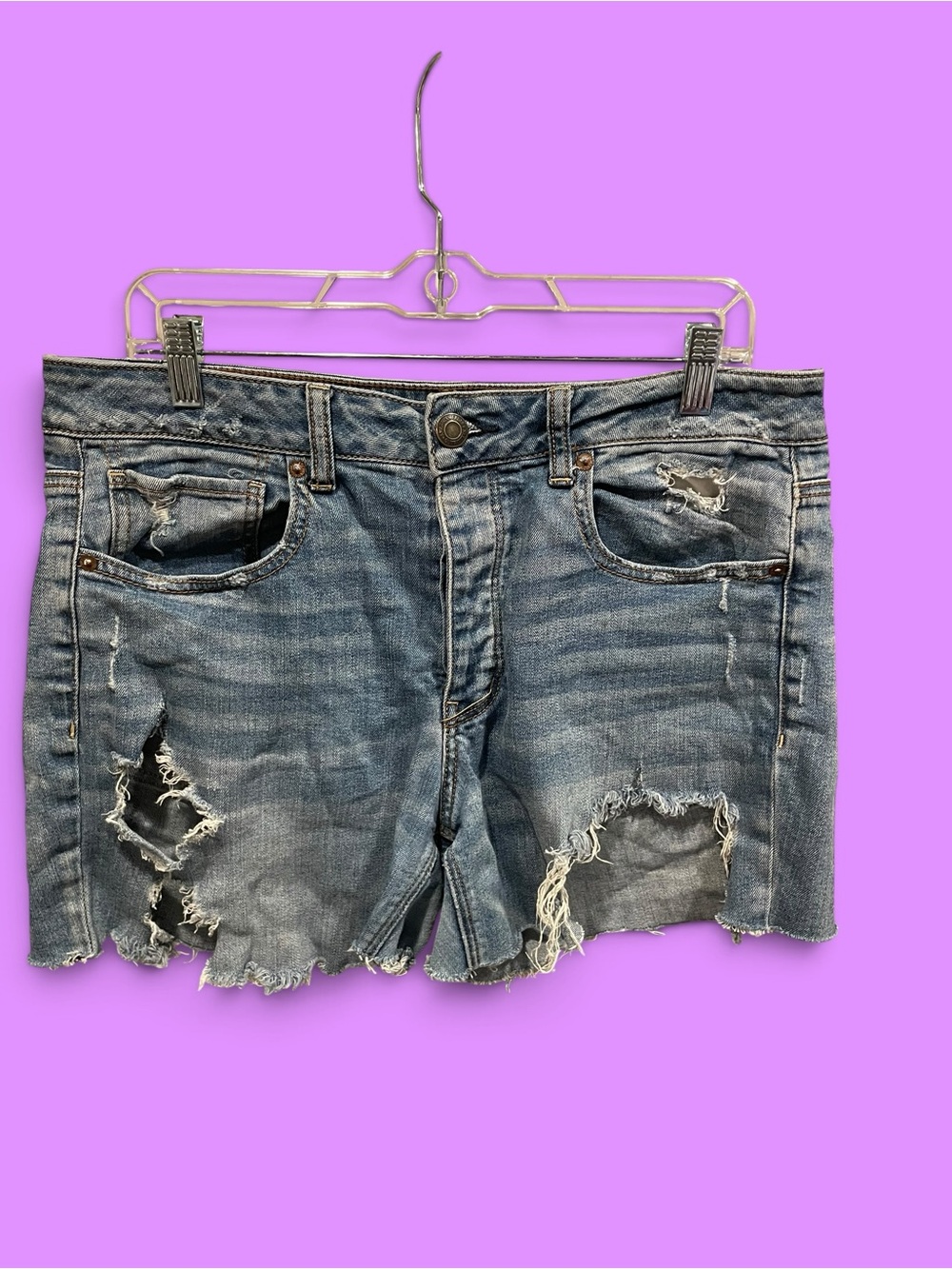 Cute American Eagle thrashed broken in jean shorts button fly 4” inseam